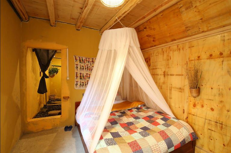 The Lover Lô Lô Chải Hà Giang có 2 phòng đôi thiết kế đơn giản với gam màu vàng nhạt, nội thất gỗ mang lại cảm giác ấm cúng. 