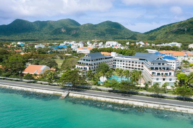The Secret Côn Đảo Resort được biết đến là khu nghỉ dưỡng nằm ngay trung tâm thị trấn và sở hữu đường bờ biển riêng dài hàng trăm mét.