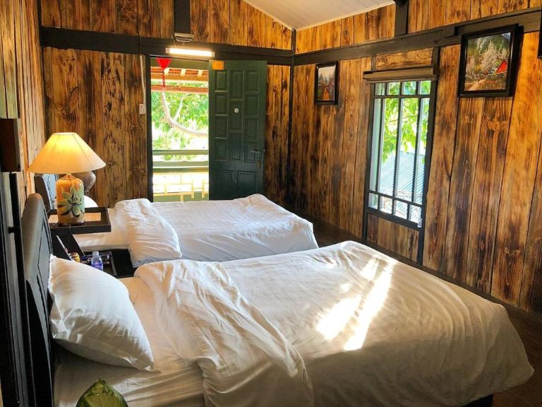 Phòng nghỉ tại Thênh Thang Homestay nổi bật với kiến trúc các căn phòng nhỏ xinh được xây liền kề nhau nhưng vẫn tọa ra không gian riêng tư