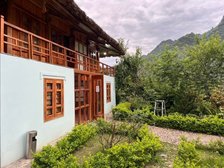 Các căn phòng tại homestay Hà Giang nổi tiếng này được thiết kế độc đáo với sự kết hợp giữa văn hoá địa phương và phong cách hiện đại, tạo nên một không gian sống động