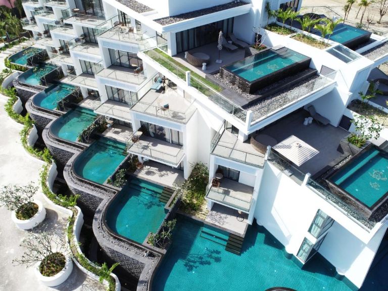 Kiến trúc độc đáo giúp mỗi căn phòng đều sở hữu một hồ bơi mini. (Nguồn: Booking.com) 