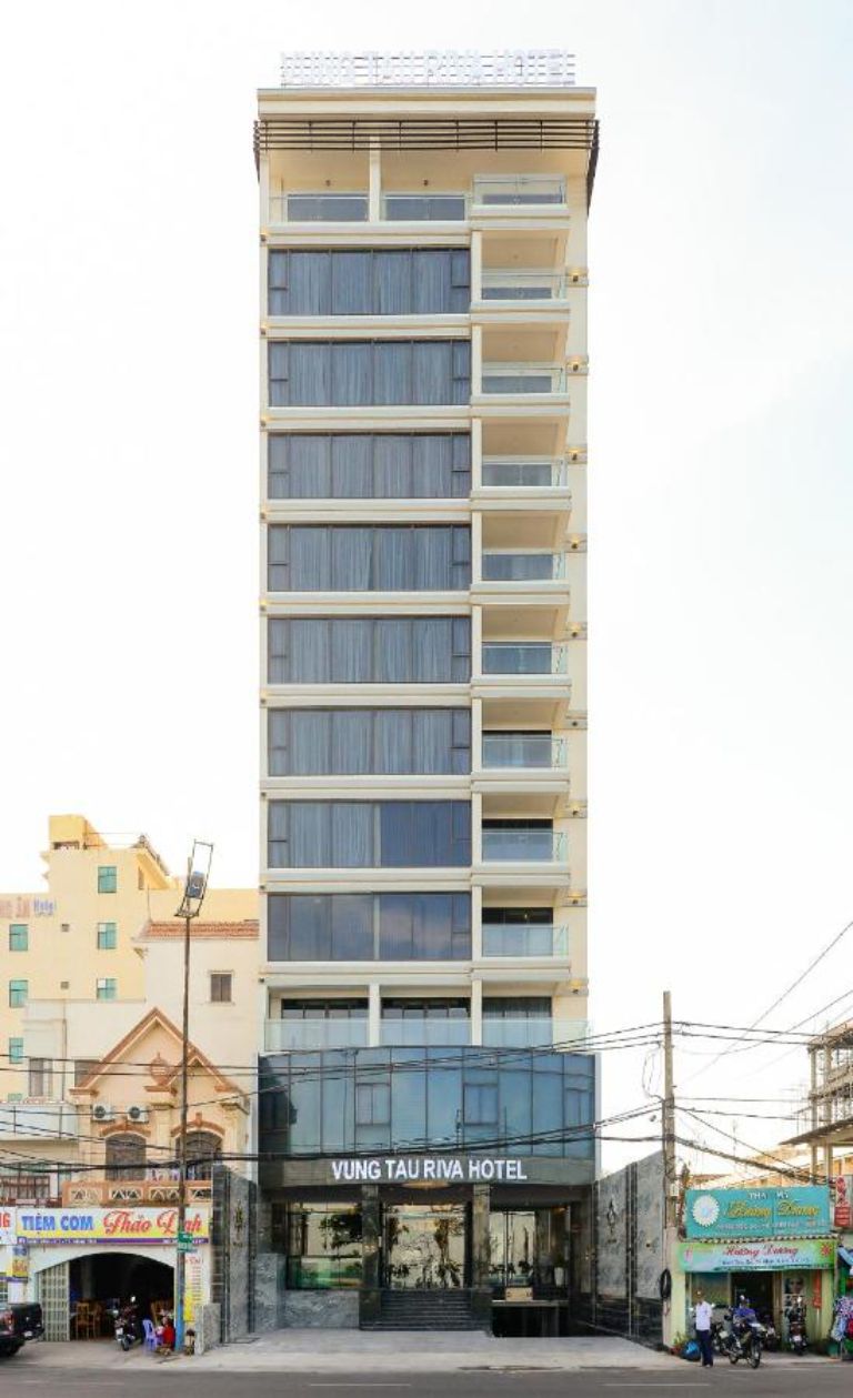 Khách sạn là tòa nhà gồm 11 tầng nằm sát bãi biển. (Nguồn: Booking.com) 