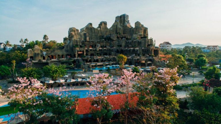 Tea Resort sở hữu thác nước khổng lồ cùng bể bơi rộng lớn. 
