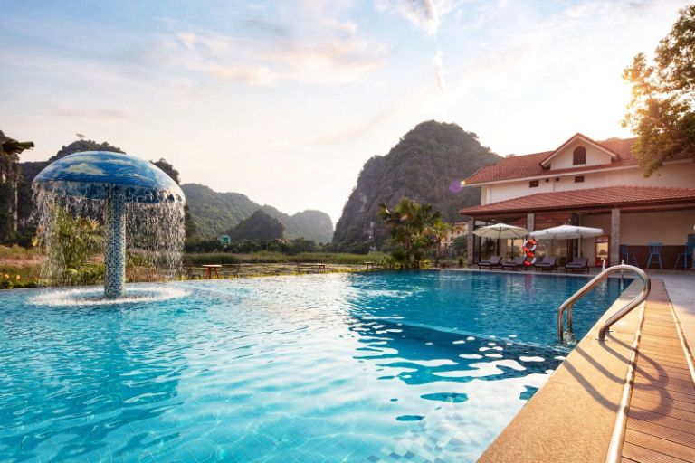 Bể bơi vô cực với view ngắm trọn cảnh sắc thiên nhiên cùng núi đồi tại vùng đất Ninh Bình. (Nguồn: Booking.com) 