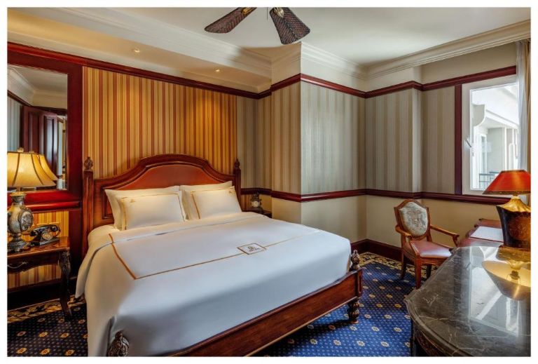Mỗi phòng được trang bị 1 giường king cỡ lớn. (Nguồn: Booking.com) 