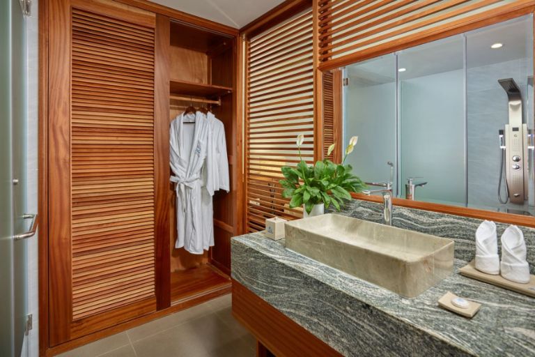 Phòng tắm có thiết kế hài hòa giữa chất liệu gỗ và đá cẩm thạch. (Nguồn: Booking.com) 