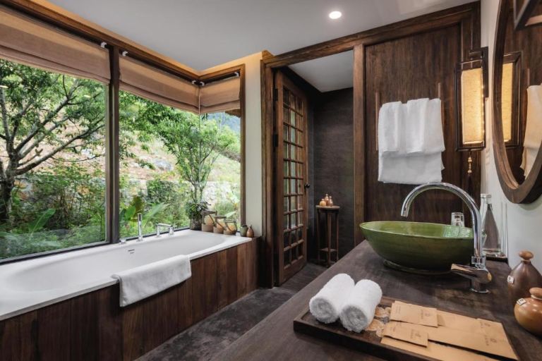 Thiết kế phòng tắm độc đáo mang lại cho du khách cảm giác gần gũi với thiên nhiên. (Nguồn: Booking.com)