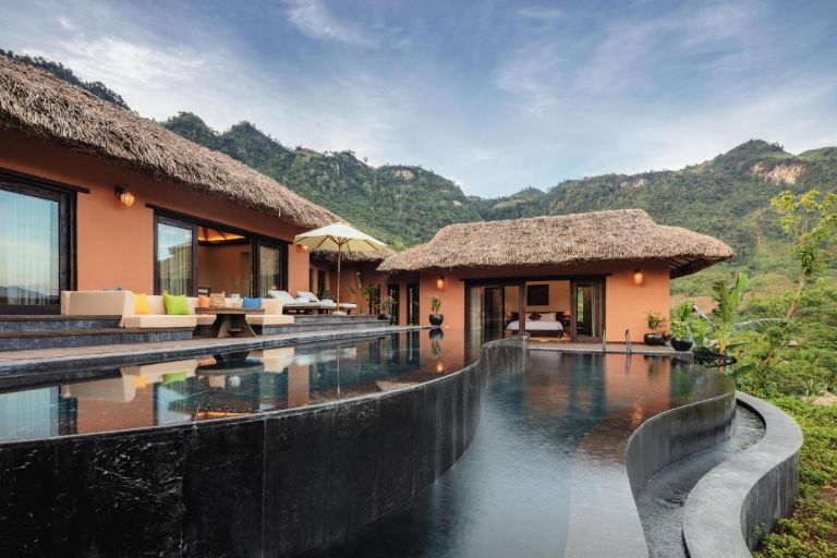 Khu resort gồm những căn villa được thiết kế theo phong cách đậm nét truyền thống. (Nguồn: Booking.com) 