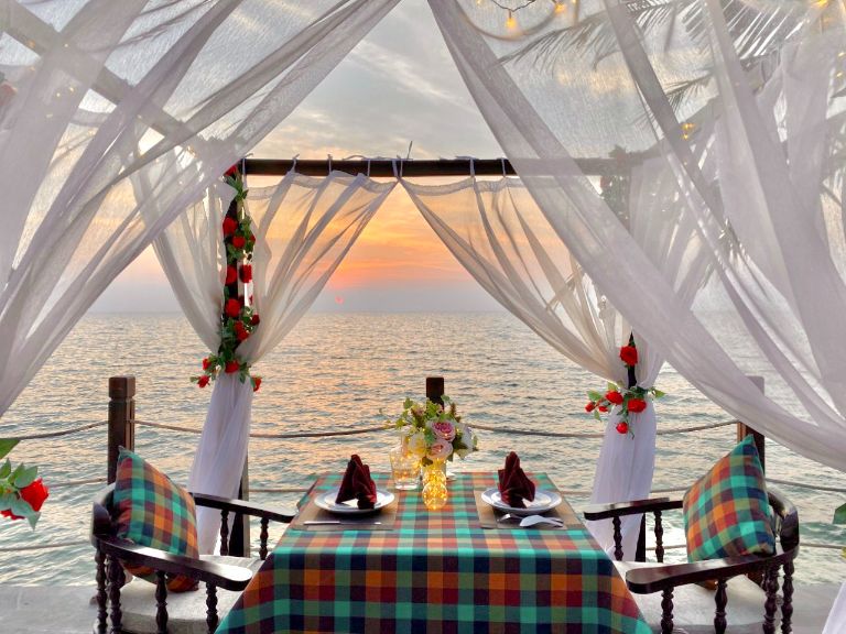 Bữa ăn lãng mạn ven biển được phục vụ bởi nhà hàng. (Nguồn: Booking.com) 