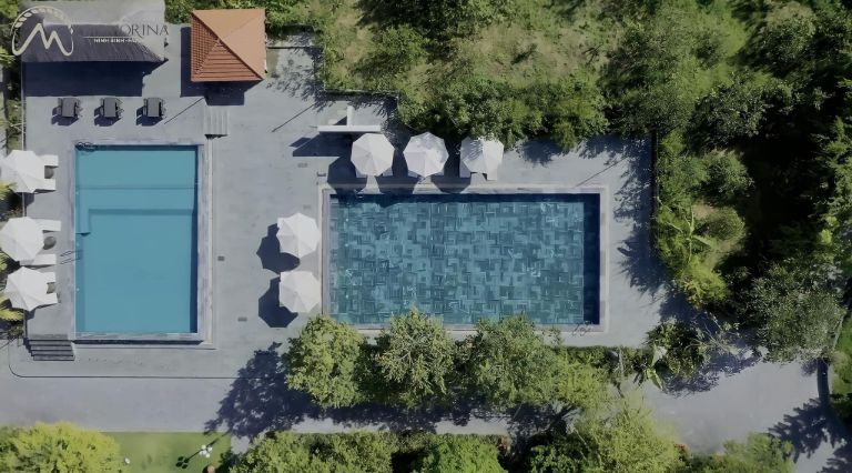 Hai hồ bơi vô cực hình chữ nhật nằm ngay trong khuôn viên khu resort. (Nguồn: Booking.com) 