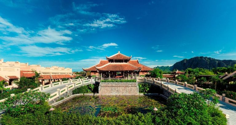 Kiến trúc của khu nghỉ dưỡng được lấy cảm hứng từ kiến trúc cung đình của người Việt xưa. (Nguồn: Booking.com) 
