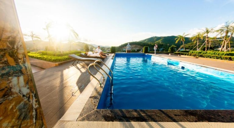Bể bơi ngoài trời mở cửa theo mùa, sục nước thường xuyên đảm bảo chất lượng vệ sinh. (Nguồn: Booking.com)