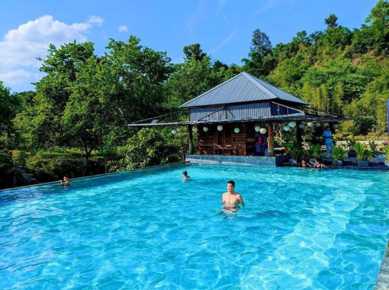 Bể bơi vô cực ngoài trời thu hút sự quan tâm của đông đảo du khách. (Nguồn: Facebook.com)