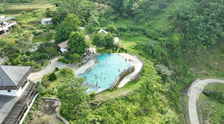Bể bơi vô cực tại khu nghỉ dưỡng được xây dựng trên mỏm đá vôi tự nhiên. (Nguồn: Facebook.com) 