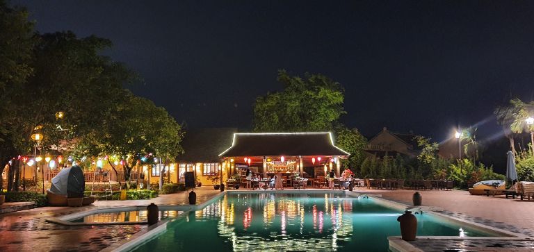 Quầy Poolbar cực chill tại Emeralda Resort Ninh Bình. (Nguồn: Booking.com) 