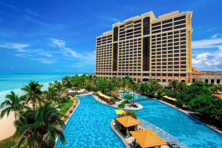 Khách sạn được thiết kế theo phong cách sang trọng với hướng nhìn thẳng ra biển. (Nguồn: Booking.com)