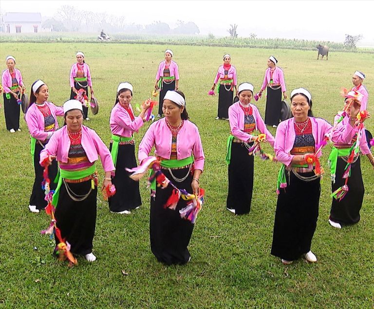 Người dân tộc Mường tại khu vực Nho Quan biểu diễn hát "đúm" truyền thống. (Nguồn: Internet) 