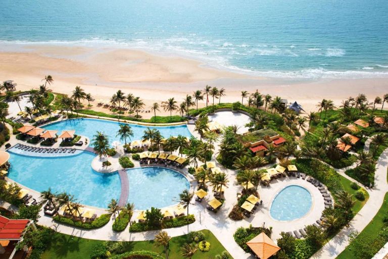 Hệ thống bể bơi tại khách sạn được xây dựng sát bờ biển. (Nguồn: Booking.com) 