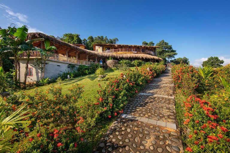 Khu resort gồm những căn villa nằm xen kẽ trong những khu vườn tràn ngập sắc hoa. (Nguồn: Booking.com) 