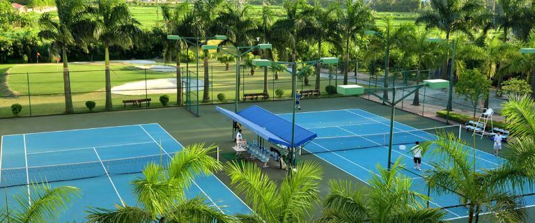 Sân tennis nổi bật với thiết kế gần gũi với thiên nhiên và các tiện ích sang - xịn -mịn. (Nguồn: camelahotel)