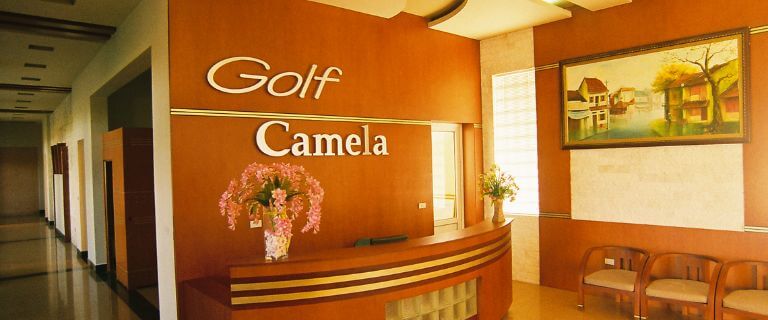 Khu check in có lối kiến trúc cực kỳ sang chảnh, đạt đẳng cấp 5 sao của sân Golf. (Nguồn: camelahotel)