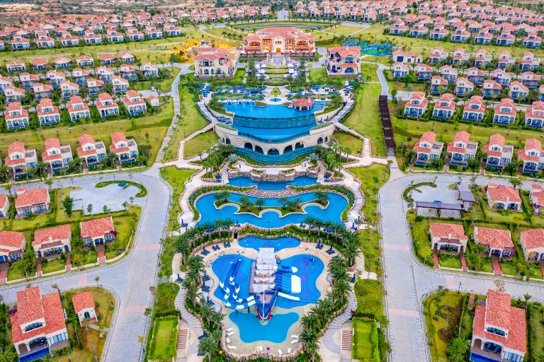 Resort sở hữu khuôn viên rộng lớn và được thiết kế theo hình xương cá với bể bơi ngoài trời và công viên nước nằm ở trung tâm. (Nguồn: Internet)