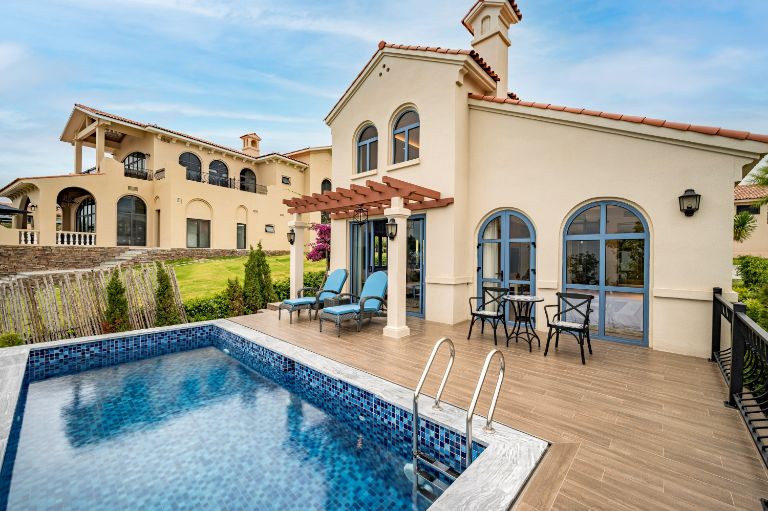 Căn villa 1 phòng ngủ có hồ bơi riêng mang đậm lối kiến trúc Tây Ban Nha thuộc địa với những chi tiết vòm cong đặc trưng. (Nguồn: Booking.com)