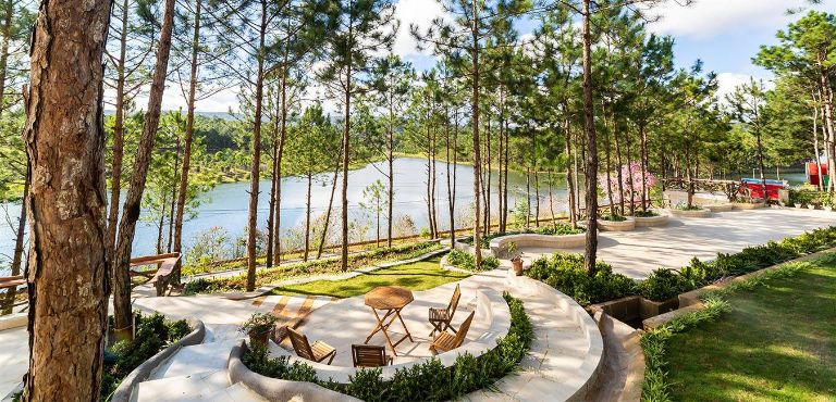 Cereja Hotel & Resort sở hữu vị trí đắc địa bên bờ hồ Tuyền Lâm và khu vườn xanh mát với đa dạng các loài hoa và cây. (Nguồn: Facebook.com)