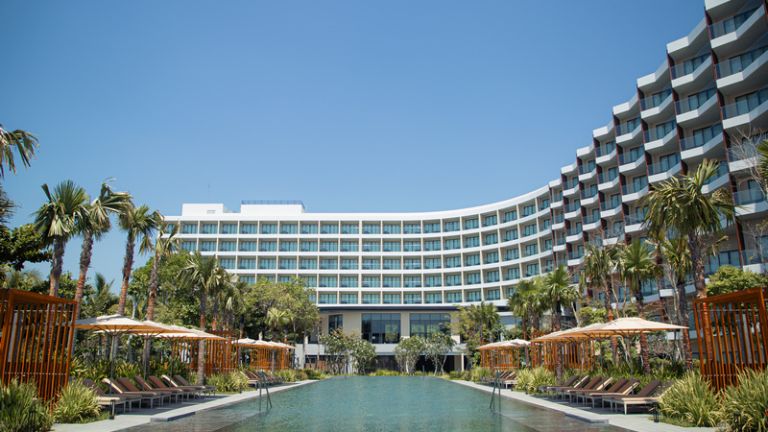Khách sạn có kiến trúc theo hình chữ L hướng ra biển. (Nguồn: Booking.com) 