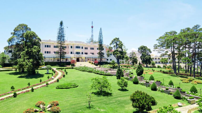 Dalat Palace Heritage Hotel nằm tọa lạc ngay trên ngọn đồi cao sở hữu không gian xanh.
