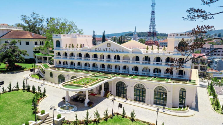 Dalat Palace Heritage Hotel là điểm nghỉ dưỡng thu hút rất nhiều khách du lịch khi tới Đà Lạt.