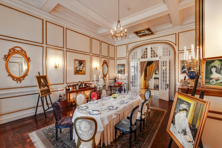 Phòng ăn Le Monet mang đậm phong cách Pháp sang trọng với sức chứa 10 thực khách.