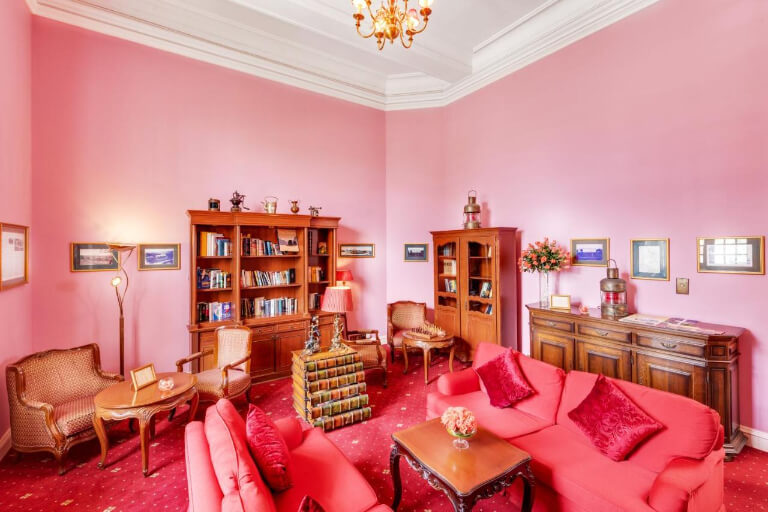 Không gian thư viện Hoa Hồng ấn tượng với gam màu hồng mộng mơ.