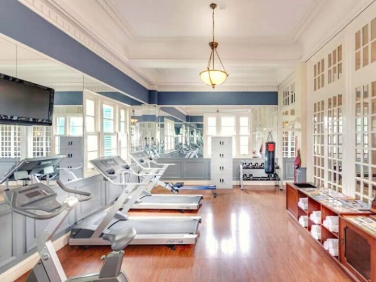 Phòng tập gym hiện đại với đầy đủ máy tập đời mới nhất.