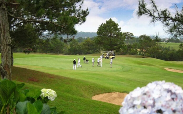 Sân golf 18 lỗ ngay gần khuôn viên khách sạn với view cực đỉnh.