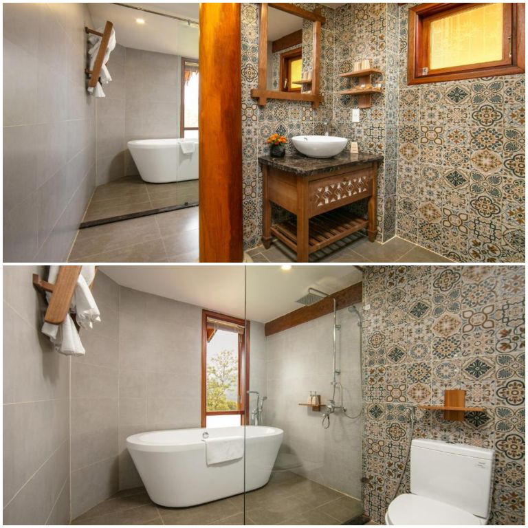 Phòng tắm nổi bật với tường được lát gạch với họa tiết cổ điển. (Nguồn: Booking.com
