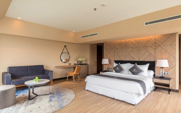 Chất liệu gỗ và tông màu vàng được ưu ái sử dụng, tạo nên một không gian nghỉ dưỡng sang trọng, ấm cúng. (nguồn: Booking.com).