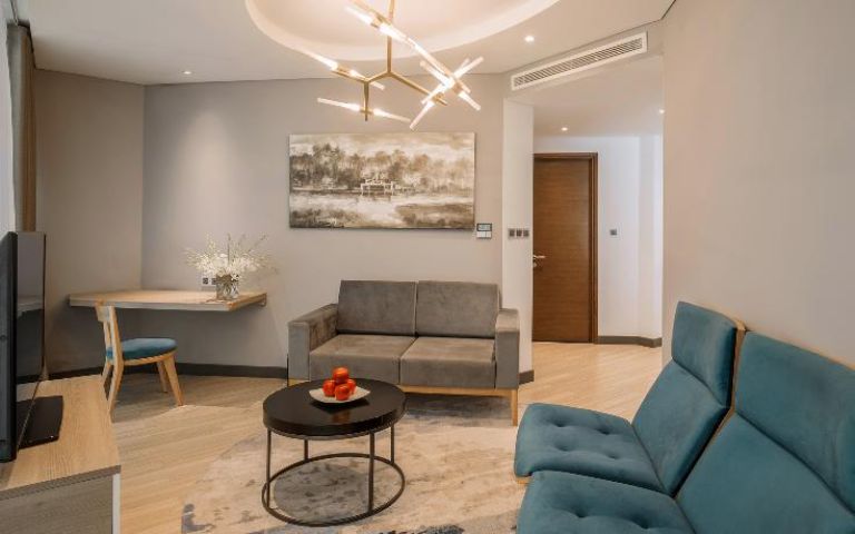Phòng khách được xây dựng theo hình đa giác, với nội thất sắp xếp gọn gàng, đem lại cảm giác gần gũi.(nguồn: Booking.com).