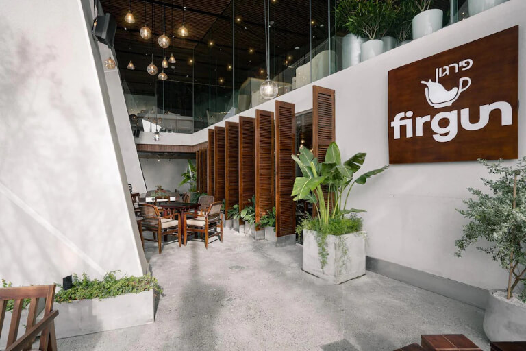 Không gian quán cafe Firgun Corner Coffee với thiết kế trẻ trung hiện đại.