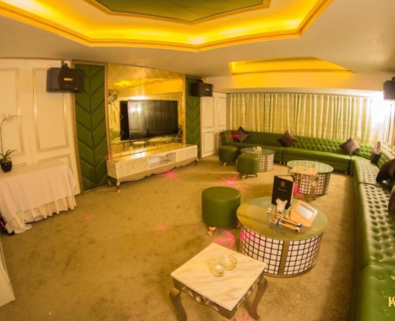 Phòng karaoke sở hữu diện tích rộng với hệ thống âm thanh ánh sáng hiện đại.