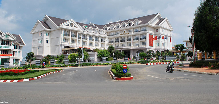Sammy Đà Lạt Hotel nổi bật với màu trắng trang nhã, nằm trên đường Lê Hồng Phong.