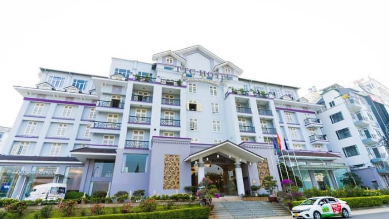 Khách sạn nổi bật với tông màu trắng chủ đạo kết hợp với màu tím pastel.