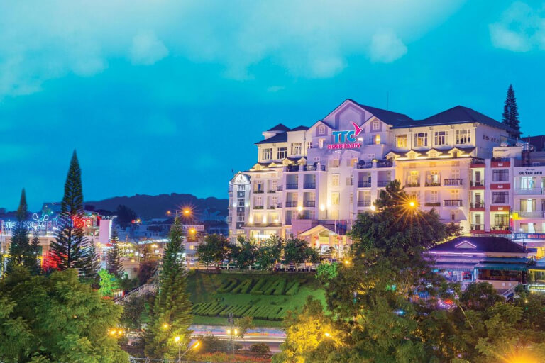 TTC Hotel – Đà Lạt nằm tọa lạc tại đường Minh Khai, sở hữu tầm nhìn toàn cảnh thành phố Đà lạt và hồ Xuân Hương xinh đẹp.
