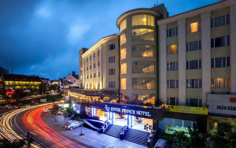 River Prince Hotel nằm tọa lạc trên đường Phan Đình Phùng, Phường 2, Thành phố Đà Lạt. 