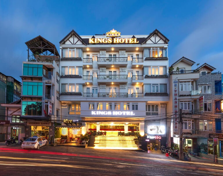 Kings Đà Lạt Hotel nổi bật với thiết kế 5 tầng trên đường Bùi Thị Xuân.