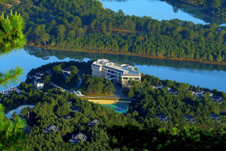 Khách sạn được xây dựng theo hệ sinh thái xanh khi được bao quanh bởi rừng thông lớn và hồ nước.