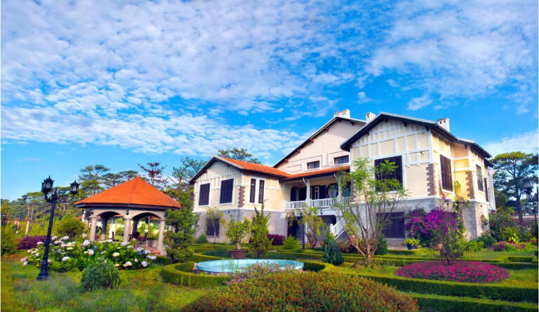 Cadasa Resort Đà Lạt được bao quanh bởi vườn hoa tú cầu và rừng thông.