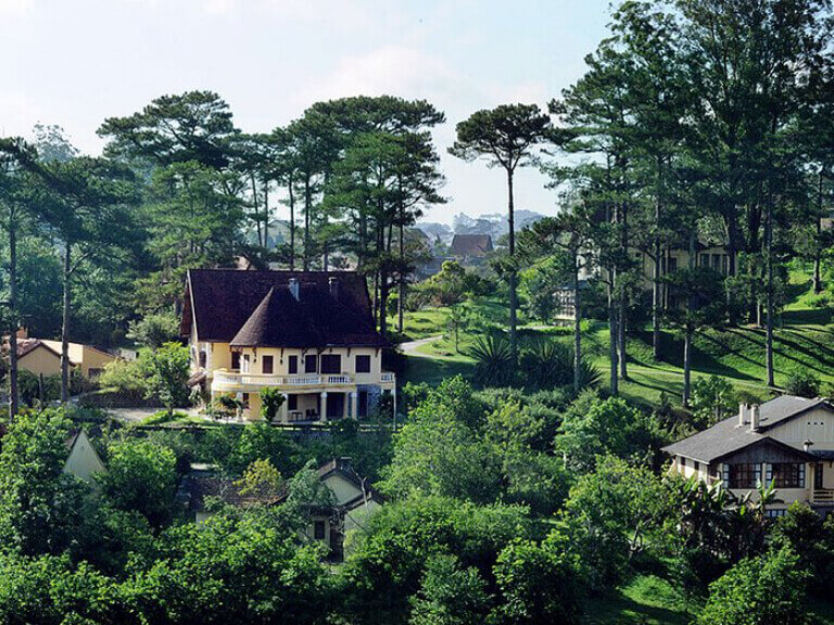 Ana Mandara Villas Dalat Resort & Spa nằm giữa rừng thông, sở hữu không gian thoáng đãng.