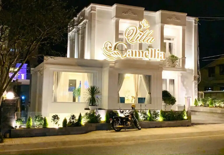 Khách sạn Camellia Villa Hotel nằm ngay cạnh Hồ Xuân Hương nổi bật với gam màu trắng.