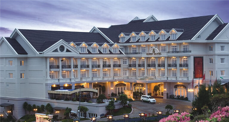 Khách sạn được thiết kế theo lối kiến trúc Pháp với tông màu trắng.